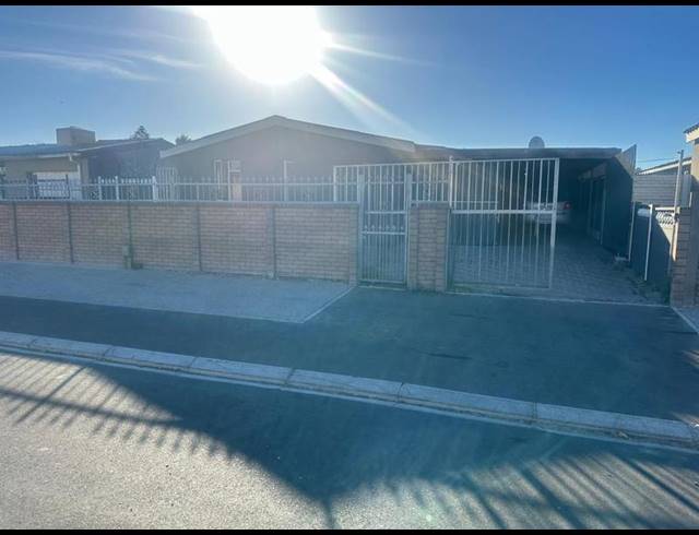 5 BEDROOM HOUSE FOR SALE IN MANENBERG